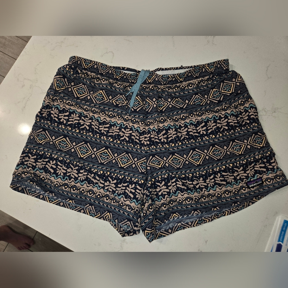 Patagonia Women’s Baggies Shorts Geometric Pattern Sz L - Picture 2 of 4